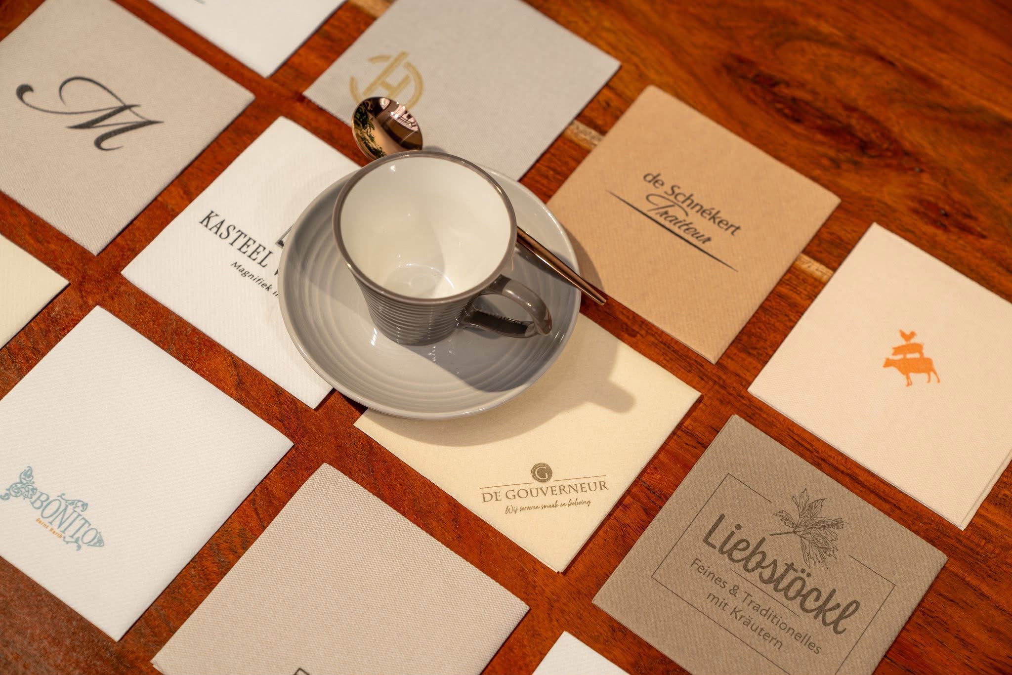 Cocktailservetten bedrukken met logo: versterk uw merkbeleving in de horeca